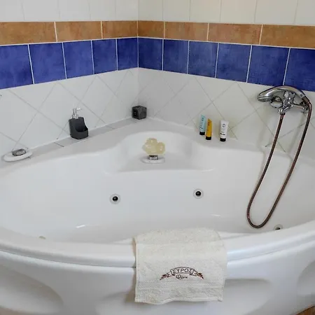 Welcoming 1 Bedroom Bed And Breakfast With Hot Tub Rozia