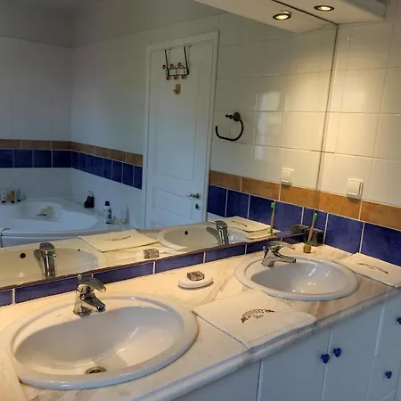 Welcoming 1 Bedroom Bed And Breakfast With Hot Tub * Rozia